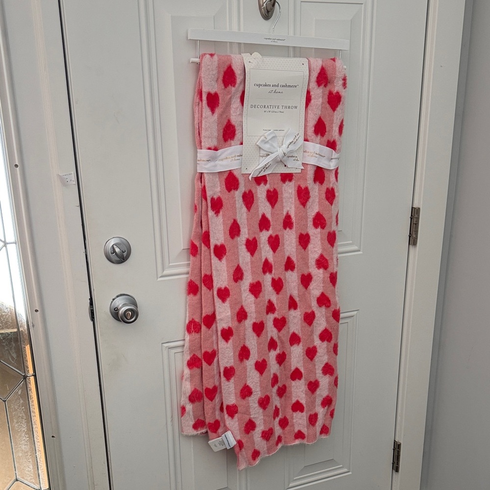 NWT Cupcakes and Cashmere 50 x 70” Valentine’s Heart Reversible Blanket